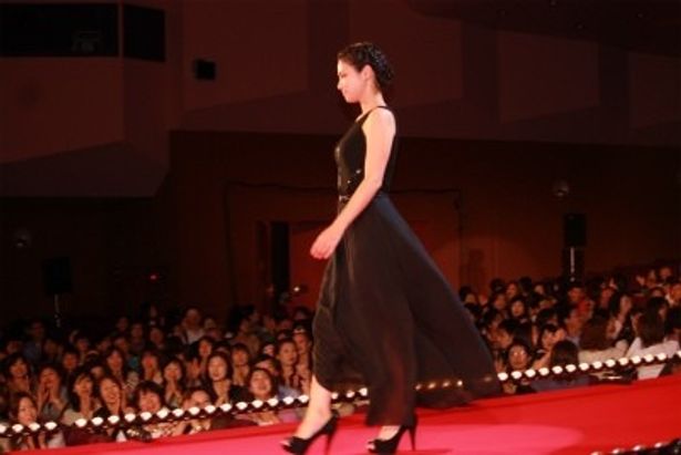 【写真をもっと見る】深キョンは黒いセクシーなロングドレスのすそを翻しながらレッドカーペットを歩いた