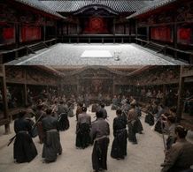 井伊家の庭のデザイン画(上)と実際の場面写真(下)。美術担当の林田裕至は、『十三人の刺客』で日本アカデミー賞の最優秀美術賞を受賞