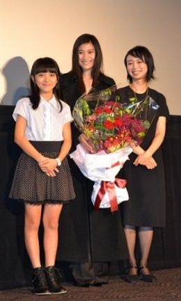 映画の大ヒットを記念し、篠原涼子たちが感謝の気持ちを込めた舞台挨拶を実施