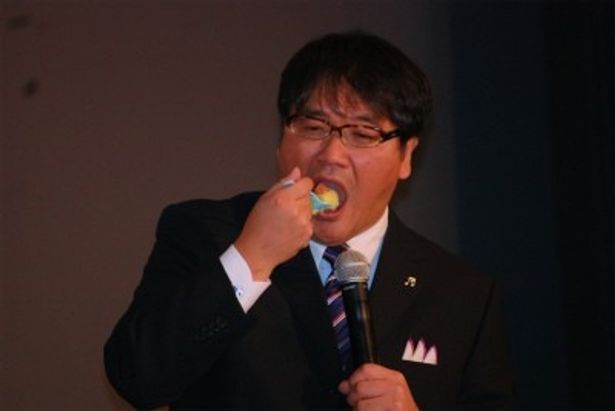 情報分析の達人・西村孝役のカンニング竹山。犬用ケーキに「まずい！」