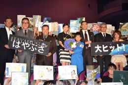 子供たちから渡された花束を手に、うれしそうな表情を浮かべる竹内結子らキャスト陣