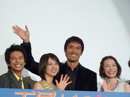 『天国からのエール』初日舞台挨拶に登場した阿部寛ら