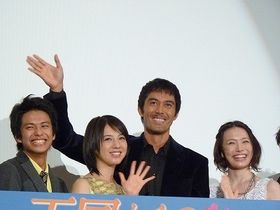 『天国からのエール』初日舞台挨拶に登場した阿部寛ら