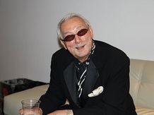 インタビュー中、ビール片手に上機嫌の宍戸錠