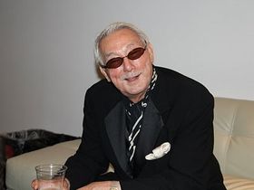 インタビュー中、ビール片手に上機嫌の宍戸錠