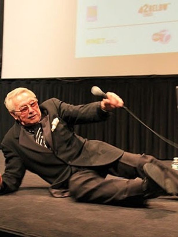 『縄張(しま)はもらった』(68)の共演者・小林旭について尋ねられ、 頼まれて昨年テレビで旭と浅岡るり子と共演した時の様子を再現する宍戸　
