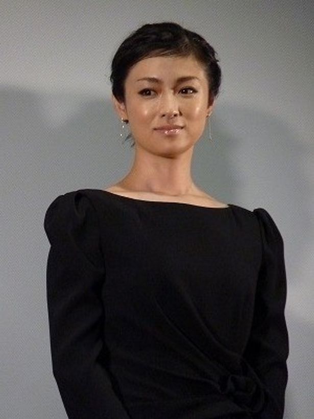 シックな黒のワンピースで登場した深田恭子