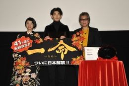 『一命』の初日舞台挨拶を行った、左から、満島ひかり、瑛太、三池崇史監督