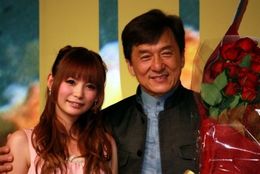 『1911』で来日したジャッキー・チェンと、日本語吹替版の声優として参加した中川翔子