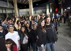 『パラノーマル・アクティビティ3』のロサンゼルスプレミアに出席したケイティ・フェザーストンとオーレン・ペリ