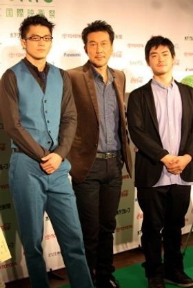 『キツツキと雨』の会見が開催。左から、小栗旬、役所広司、沖田修一監督