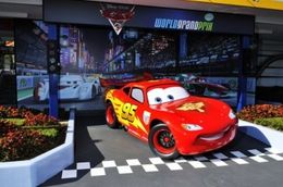 東京ディズニーランドのグランドサーキット・レースウェイ前に登場したマックィーン