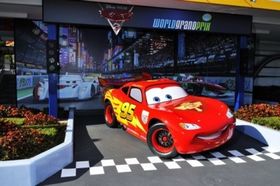 東京ディズニーランドのグランドサーキット・レースウェイ前に登場したマックィーン