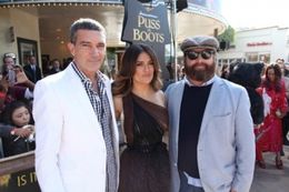 『長ぐつをはいたネコ』のでロサンゼルスプレミアに登場した、左から、アントニオ・バンデラス、サルマ・ハエック、ザック・ガリフィアナキス