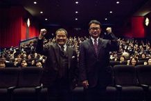 仙台で『ステキな金縛り』の舞台挨拶を行った西田敏行と三谷幸喜監督