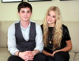 『三銃士』共演したローガン・ラーマンとガブリエラ・ワイルド(右)