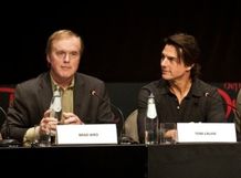 ブラッド・バード監督(左)とトム・クルーズ。ドバイでの記者会見から