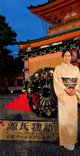 平安神宮の應天門で行われた『源氏物語 千年の謎』の京都ワールドプレミアに登場した中谷美紀