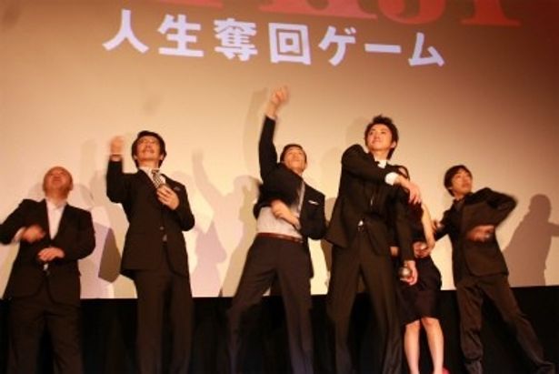 最後にゲスト陣が会場にサインボールを投げた