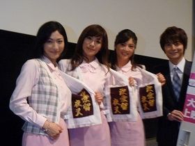 『サラリーマンNEO劇場版（笑)』舞台挨拶に登場した欧愛留夜叉の3人と小池徹平