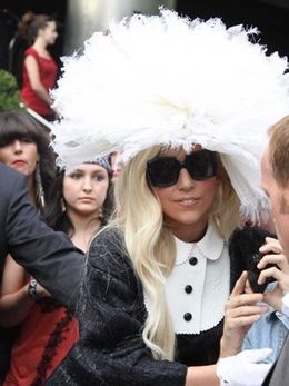 MTVヨーロッパ・ミュージック・アワードで4冠を手にしたレディー・ガガ