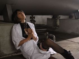 露出度の高い過激な衣装でハードなアクションにも挑んだ吉井怜