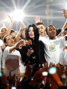 マイケルが亡くなったベッドがオークションで競売にかけられる