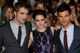 LAプレミアに登壇したロバート・パティンソン、クリステン・スチュワート、テイラー・ロートナー