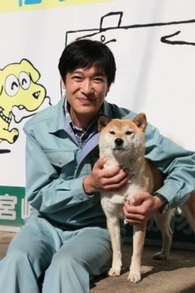 『ひまわりと子犬の7日間』で管理所職員を演じる堺雅人。共演の犬のイチとは「切磋琢磨し合いながら頑張りたい」と話す