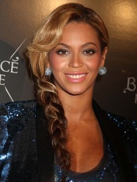 出産の前祝で4万4928個のスワロフスキーが施されたバスタブを贈られたビヨンセ