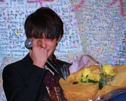 『アントキノイノチ』の初日舞台挨拶で瀬々敬久監督からの手紙に号泣する岡田将生