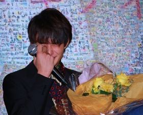 『アントキノイノチ』の初日舞台挨拶で瀬々敬久監督からの手紙に号泣する岡田将生