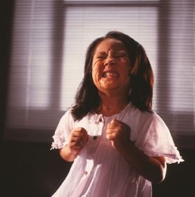 奇病に苦しむ少女の怖すぎる表情。当時、5才の子役の圧倒的な演技に驚かされる