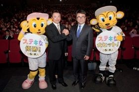 『ステキな金縛り』の大ヒット御礼大阪舞台挨拶に登場した阪神タイガースの和田豊監督と三谷幸喜監督