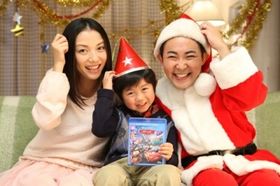 『カーズ2』BD＆DVDのテレビCMに出演する林家三平＆国分佐智子夫妻