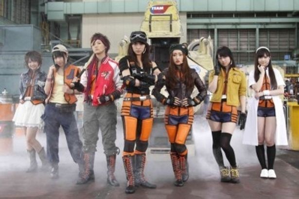 地球防衛隊チームUのメンバーを演じる、左から、島田晴香、増田有華、宮澤佐江、秋元才加、梅田彩佳、小林香菜、佐藤すみれ
