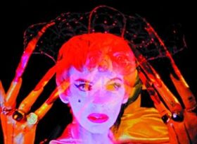 オカルト、ゲイ、バイク、バイオレンスなど、様々なエッセンスをぶち込んだ映像世界は一見の価値あり