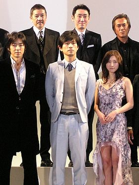 前列左から：大沢たかお、江口洋介、広末涼子　後列左から：奥田瑛二、中村橋ノ助、寺島進