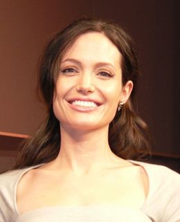 アンジーのこの日の衣裳は、ラルフローレンのワンピース、ミキモトのアクセサリー