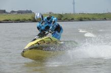40年後の未来からやって来た仮面ライダーアクアは未来のコアメダルとベルトの力で変身するライダー