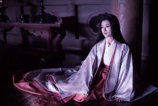 源氏が恋焦がれる義理の母、藤壺に真木よう子
