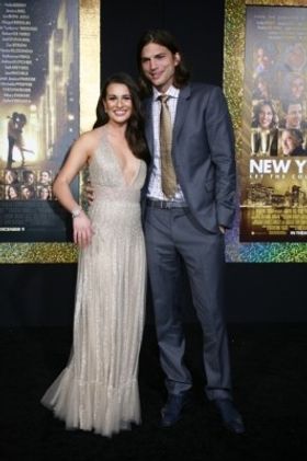 『ニューイヤーズ・イブ』ワールドプレミアに登場したリア・ミシェル＆アシュトン・カッチャー(右)