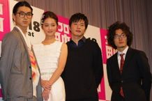 『アフロ田中』の完成披露試写会に登壇した松田翔太たち。右端が松居大悟監督
