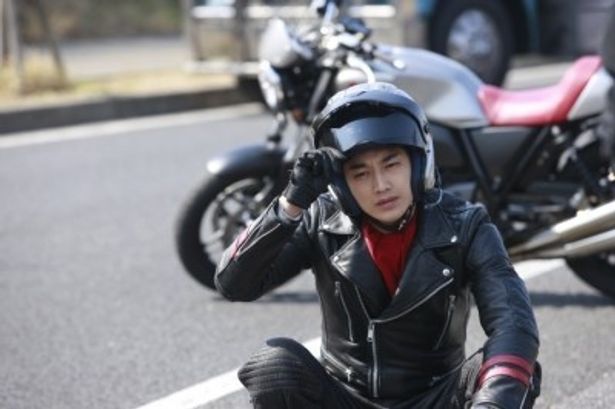 瑛太はガンさばきとバイクテクニックに長けた主人公の飛葉大陸役