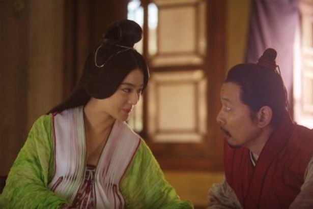 荘姫は、出産に立ち会った医師・程嬰(グォ・ヨウ)に生まれた子を公孫(チャン・フォンイー)に託すよう頼む
