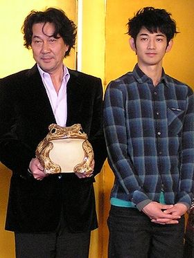 『ガマの油』で監督デビューを果たした役所広司（左）と、キャストの瑛太