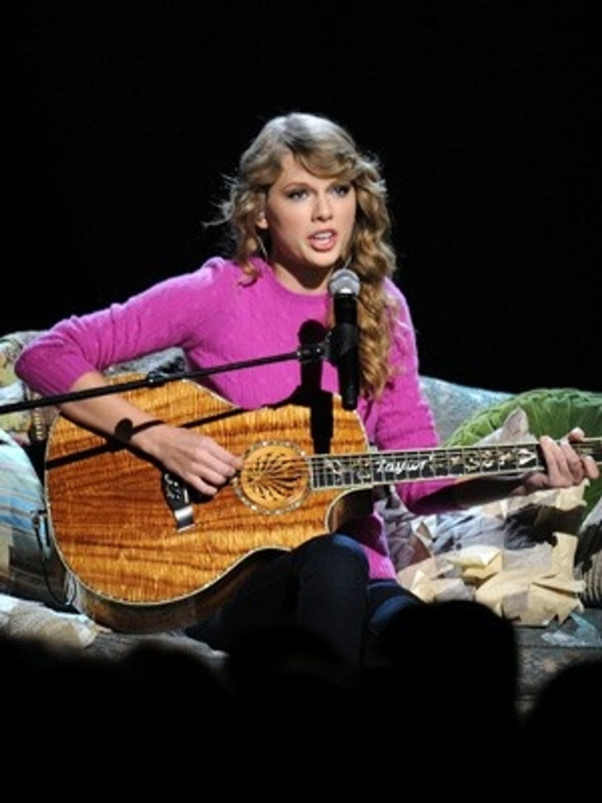 テイラー・スウィフト、スカーレット・ヨハンソンらを制して『レ