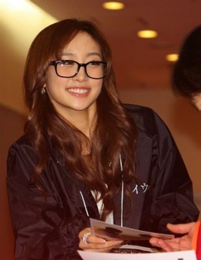 KARAのニコルがマスクと眼鏡で変装し、試写会でチラシを配布