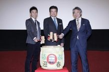 『RAILWAYS 愛を伝えられない大人たちへ』の大ヒット御礼舞台挨拶を行った、左から、中尾明慶、三浦友和、製作総指揮の阿部秀司