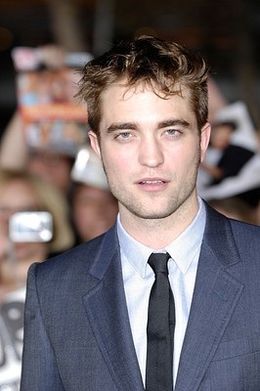 ロバート・パティンソンが坊主頭で授賞式に！